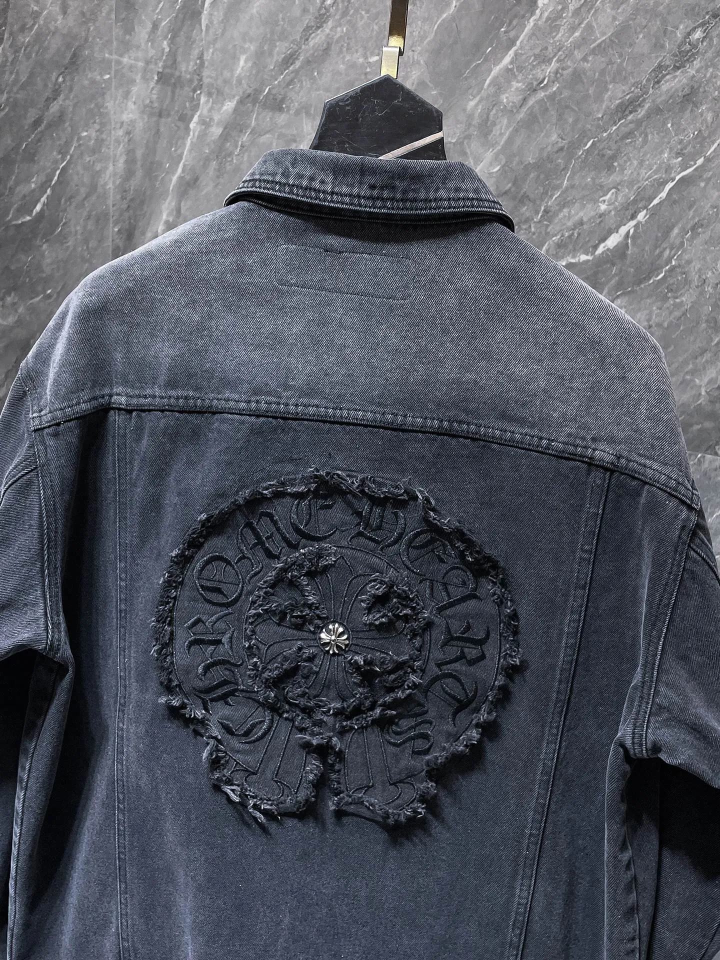 P316 Chrome Hearts autumn clothing is here. Sanskrit embroidered hand-applied embroidered denim. Exclusive custom-woven and dyed 100% cotton denim fabric, high-tech washing! Original hardware mold opening! ❗❗Heavy work❗❗ Thickened leather three-dimensional Sanskrit embroidery on the front and back ➕Hand-made patchwork. The most handsome denim jacket this season. A must-have for everyone. 🌈Recommended color: washed black. 🌈Code numbers: S, M, L, XL